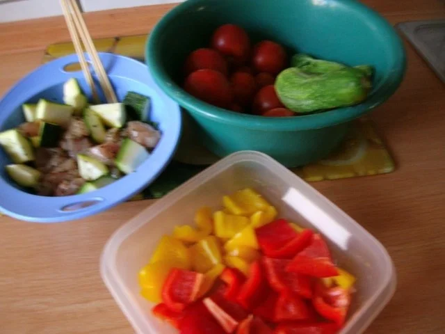 Rezept: Sommerliche Hähnchenspieße auf buntem Gemüse Bild Nr. 5 Sommerliche Hähnchenspieße auf buntem Gemüse - Rezept - Bild Nr. 5