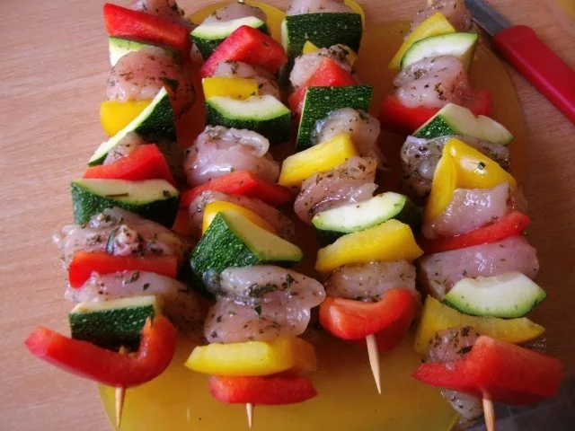 Rezept: Sommerliche Hähnchenspieße auf buntem Gemüse Bild Nr. 2 Sommerliche Hähnchenspieße auf buntem Gemüse - Rezept - Bild Nr. 2