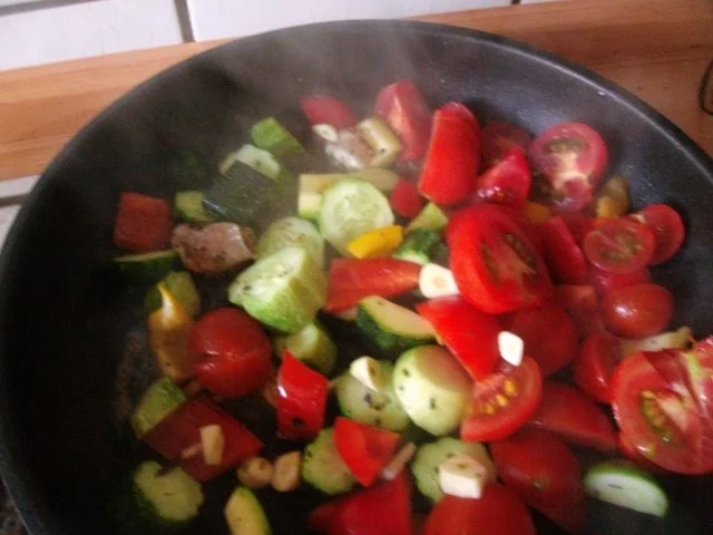 Rezept: Sommerliche Hähnchenspieße auf buntem Gemüse Bild Nr. 8 Sommerliche Hähnchenspieße auf buntem Gemüse - Rezept - Bild Nr. 8