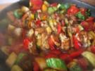 Sommerliche Hähnchenspieße auf  buntem Gemüse - Rezept