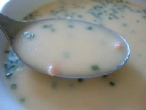 Sommerliches Gurkensüppchen mit Räucherlachs - Rezept