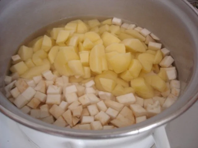 Paprika-Gulasch mit Sellerie-Kartoffelstampf - Rezept - Bild Nr. 14