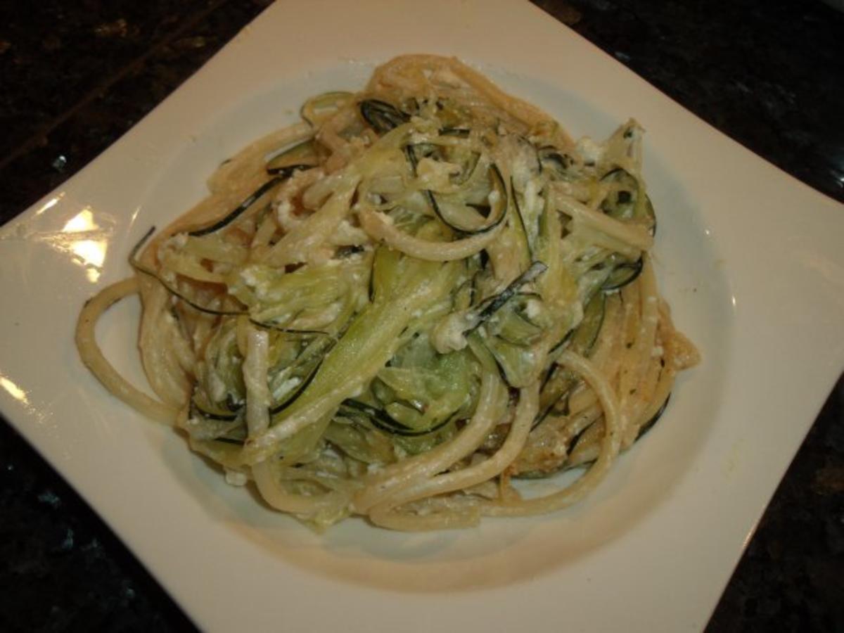 Zucchini-Spaghetti mit Feta - Rezept
