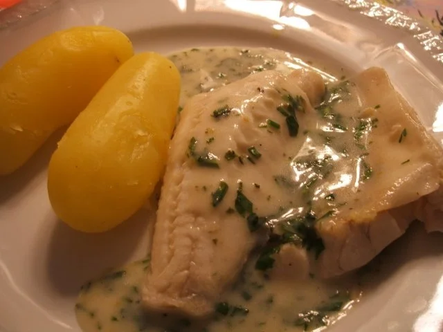 Fisch: Zander gedünstet mit Kräutersoße und Neuen Kartoffeln - Rezept