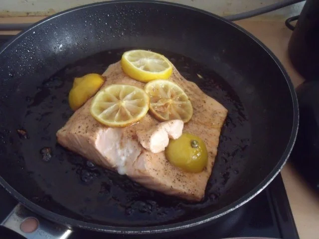 Lachsfilet mit Petersilienkartoffeln und Erbsen und Möhrchen - Rezept - Bild Nr. 2