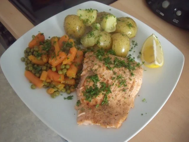 Lachsfilet mit Petersilienkartoffeln und Erbsen und Möhrchen - Rezept