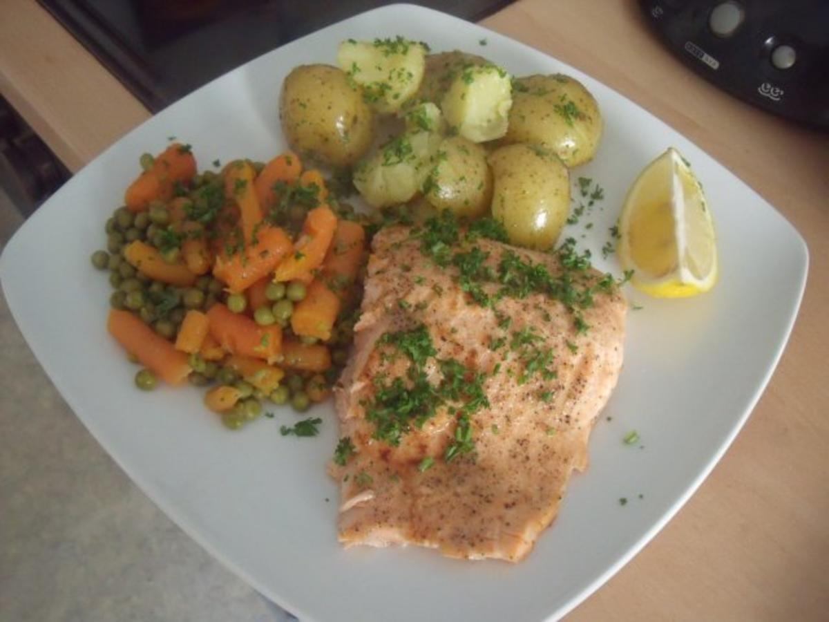 Bilder für Lachsfilet mit Petersilienkartoffeln und Erbsen und Möhrchen - Rezept