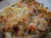 Pikantes Backen: Blätterteigteile mit Tomaten und einer Mozzarella-Haube - Rezept