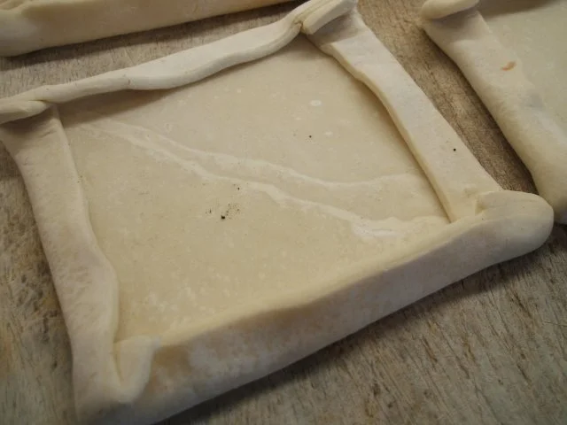 Pikantes Backen: Blätterteigteile mit Tomaten und einer Mozzarella-Haube - Rezept - Bild Nr. 3