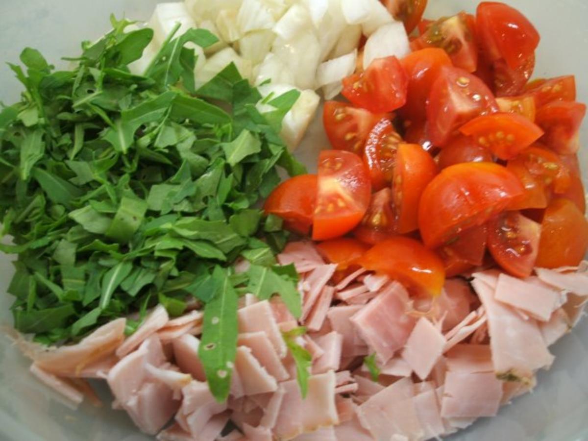 Pikantes Backen: Blätterteigteile mit Tomaten und einer Mozzarella-Haube - Rezept - Bild Nr. 4