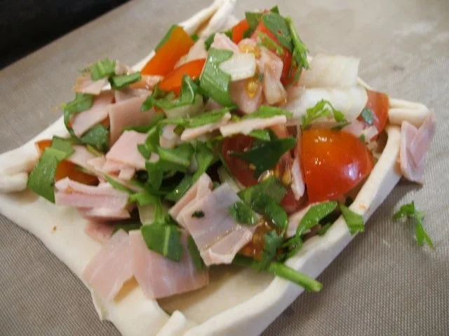 Pikantes Backen: Blätterteigteile mit Tomaten und einer Mozzarella-Haube - Rezept - Bild Nr. 6