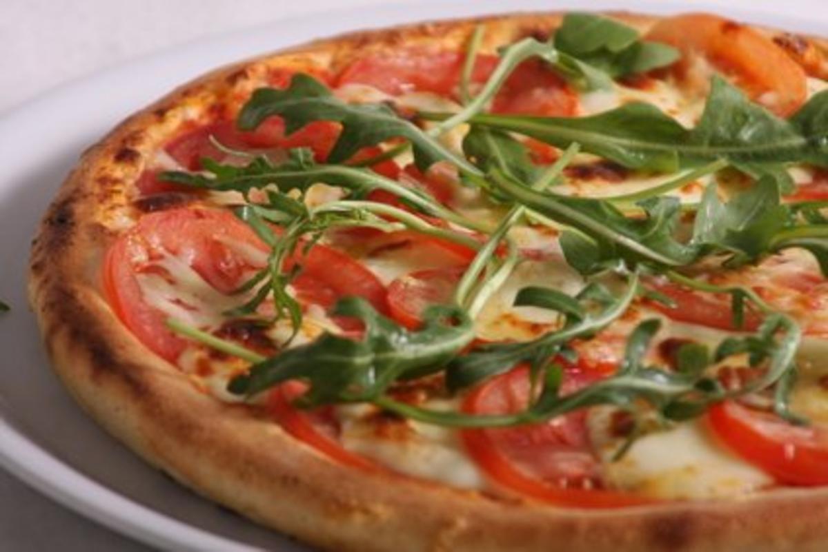Pizza mit frischen Tomaten, Rucola und geräucherter Putenbrust - Rezept