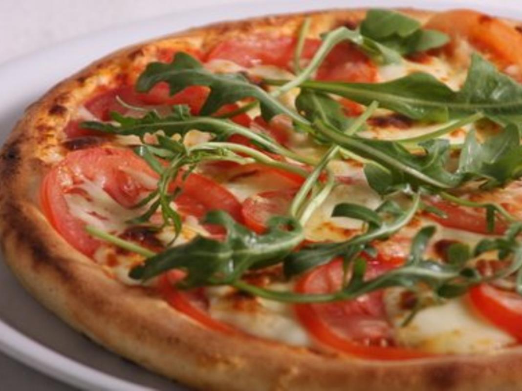 Pizza mit frischen Tomaten, Rucola und geräucherter Putenbrust - Rezept ...