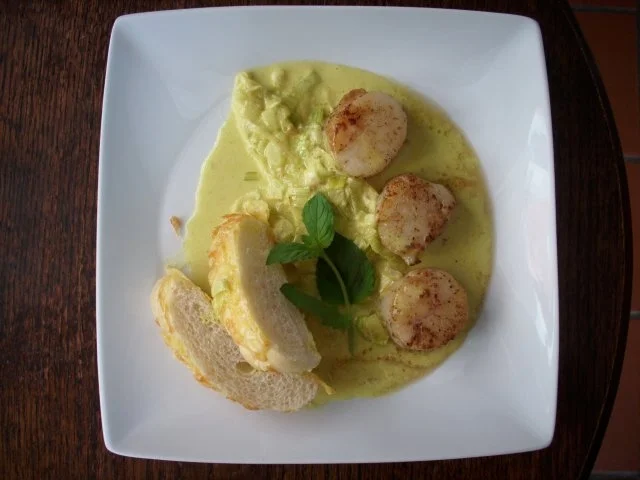 Jakobsmuscheln auf Porree- Curry - Sauce - Rezept