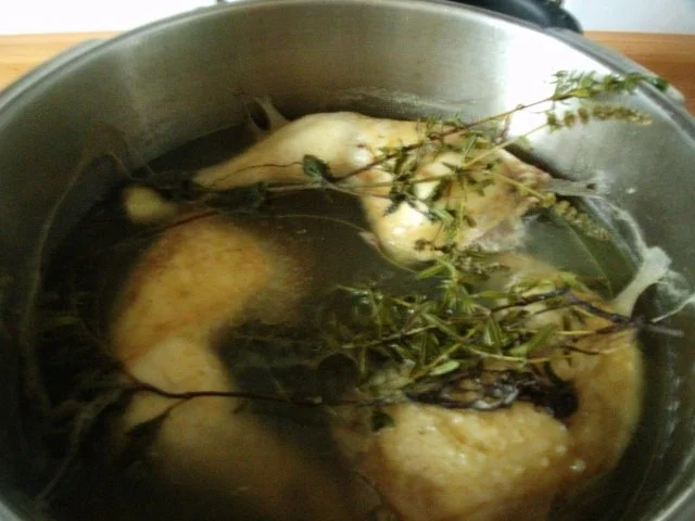 Rezept: Kräuter Hähnchenschenkel mit kaltem Tomatendip Bild Nr. 3 Kräuter Hähnchenschenkel mit kaltem Tomatendip - Rezept - Bild Nr. 3