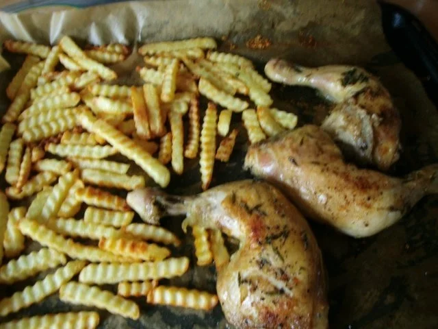 Rezept: Kräuter Hähnchenschenkel mit kaltem Tomatendip Bild Nr. 4 Kräuter Hähnchenschenkel mit kaltem Tomatendip - Rezept - Bild Nr. 4