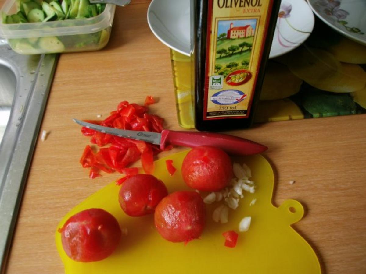 Kräuter Hähnchenschenkel mit kaltem Tomatendip - Rezept - Bild Nr. 8