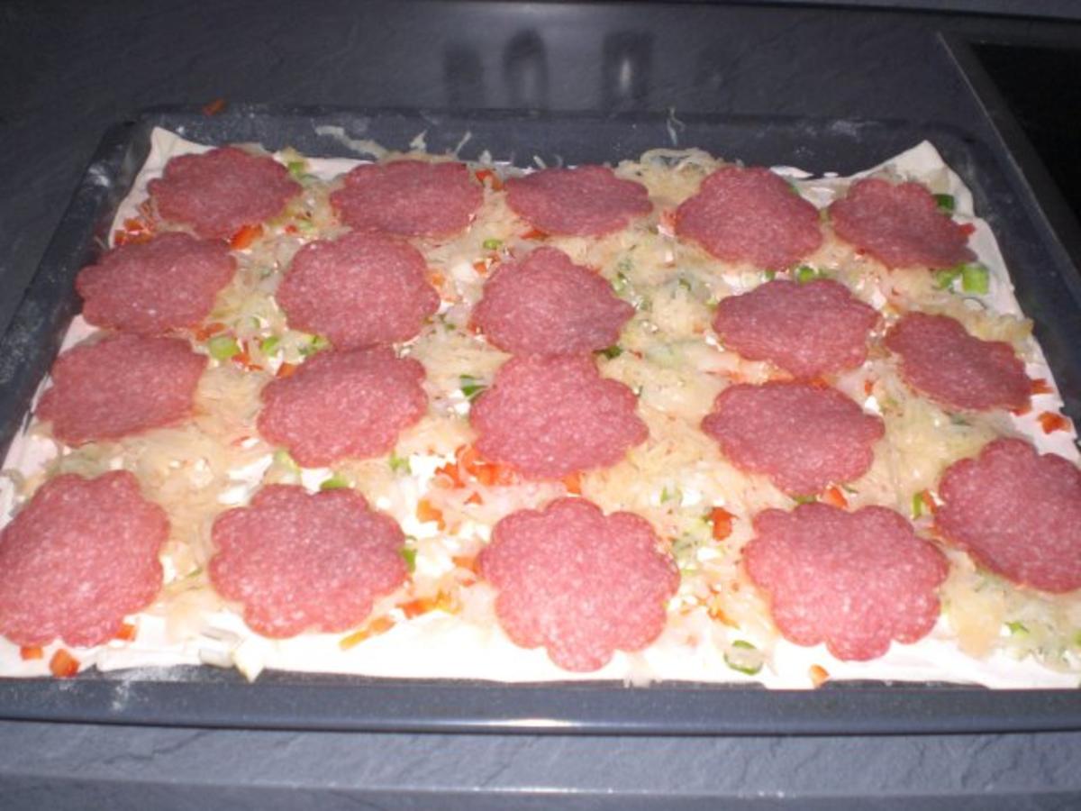 Flammkuchen mit Salami - Rezept mit Bild - kochbar.de