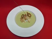 Rahmsüppchen von der Zucchini und Gorgonzola mit gebackenem Birnensäckchen - Rezept