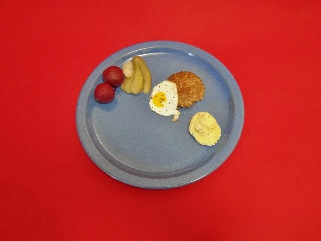 Krosse Knipptaler mit pikantem Kartoffel-Senf-Stampf, Sauergemüse und Wachtelspiegeleier - Rezept