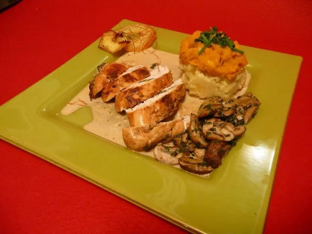 Rezept: Äppelwoi-Hinggel mit Quendel-Schnidlauch-Galgant-Champignons mit gegrillten Äppel-Scheiben Äppelwoi-Hinggel mit Quendel-Schnidlauch-Galgant-Champignons mit gegrillten Äppel-Scheiben - Rezept