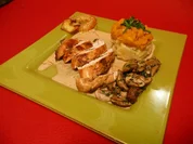 Äppelwoi-Hinggel mit Quendel-Schnidlauch-Galgant-Champignons mit gegrillten Äppel-Scheiben - Rezept