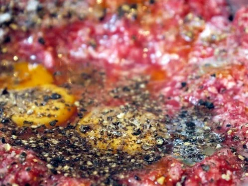 Gefüllte Coeur de Boeuf auf Beluga-Linsen-Salat - Rezept - Bild Nr. 2