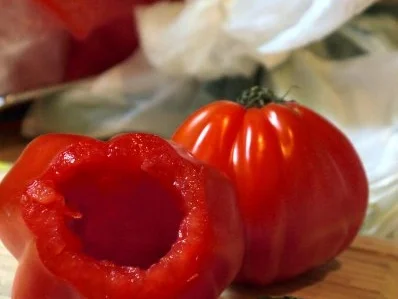 Gefüllte Coeur de Boeuf auf Beluga-Linsen-Salat - Rezept - Bild Nr. 3