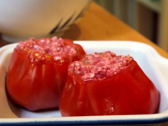 Gefüllte Coeur de Boeuf auf Beluga-Linsen-Salat - Rezept - Bild Nr. 4