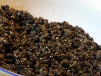 Gefüllte Coeur de Boeuf auf Beluga-Linsen-Salat - Rezept - Bild Nr. 6