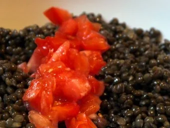 Gefüllte Coeur de Boeuf auf Beluga-Linsen-Salat - Rezept - Bild Nr. 7