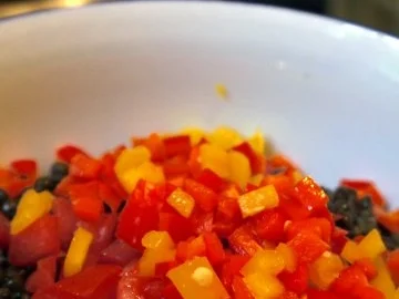 Gefüllte Coeur de Boeuf auf Beluga-Linsen-Salat - Rezept - Bild Nr. 8