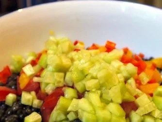 Gefüllte Coeur de Boeuf auf Beluga-Linsen-Salat - Rezept - Bild Nr. 9