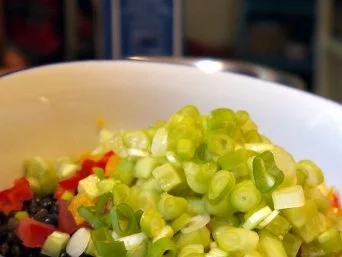 Gefüllte Coeur de Boeuf auf Beluga-Linsen-Salat - Rezept - Bild Nr. 10