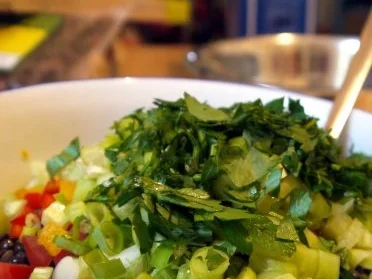 Gefüllte Coeur de Boeuf auf Beluga-Linsen-Salat - Rezept - Bild Nr. 11