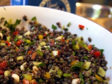 Gefüllte Coeur de Boeuf auf Beluga-Linsen-Salat - Rezept - Bild Nr. 12