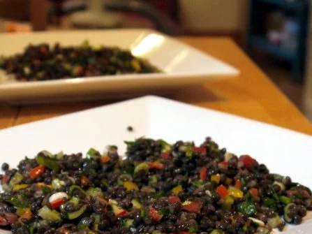 Gefüllte Coeur de Boeuf auf Beluga-Linsen-Salat - Rezept - Bild Nr. 13