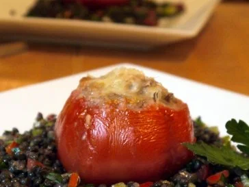 Gefüllte Coeur de Boeuf auf Beluga-Linsen-Salat - Rezept - Bild Nr. 14