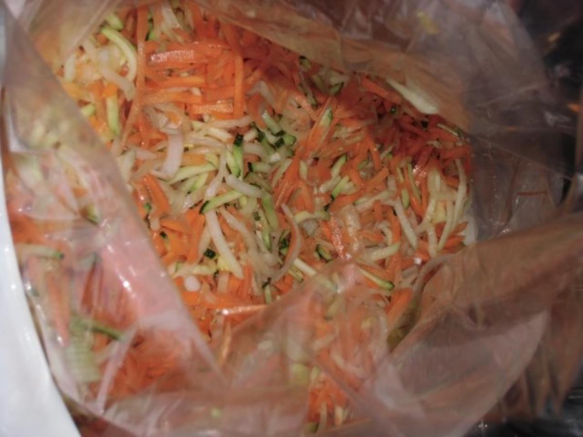 Fisch Seelachs auf Gemüsebeet im Bratschlauch einfach von Radiergummi