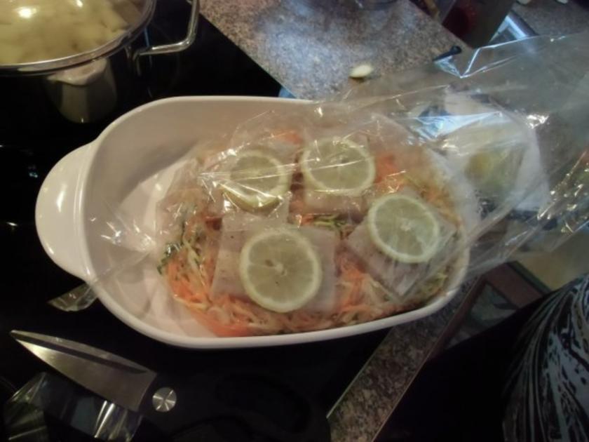 Fisch Seelachs auf Gemüsebeet im Bratschlauch einfach von Radiergummi