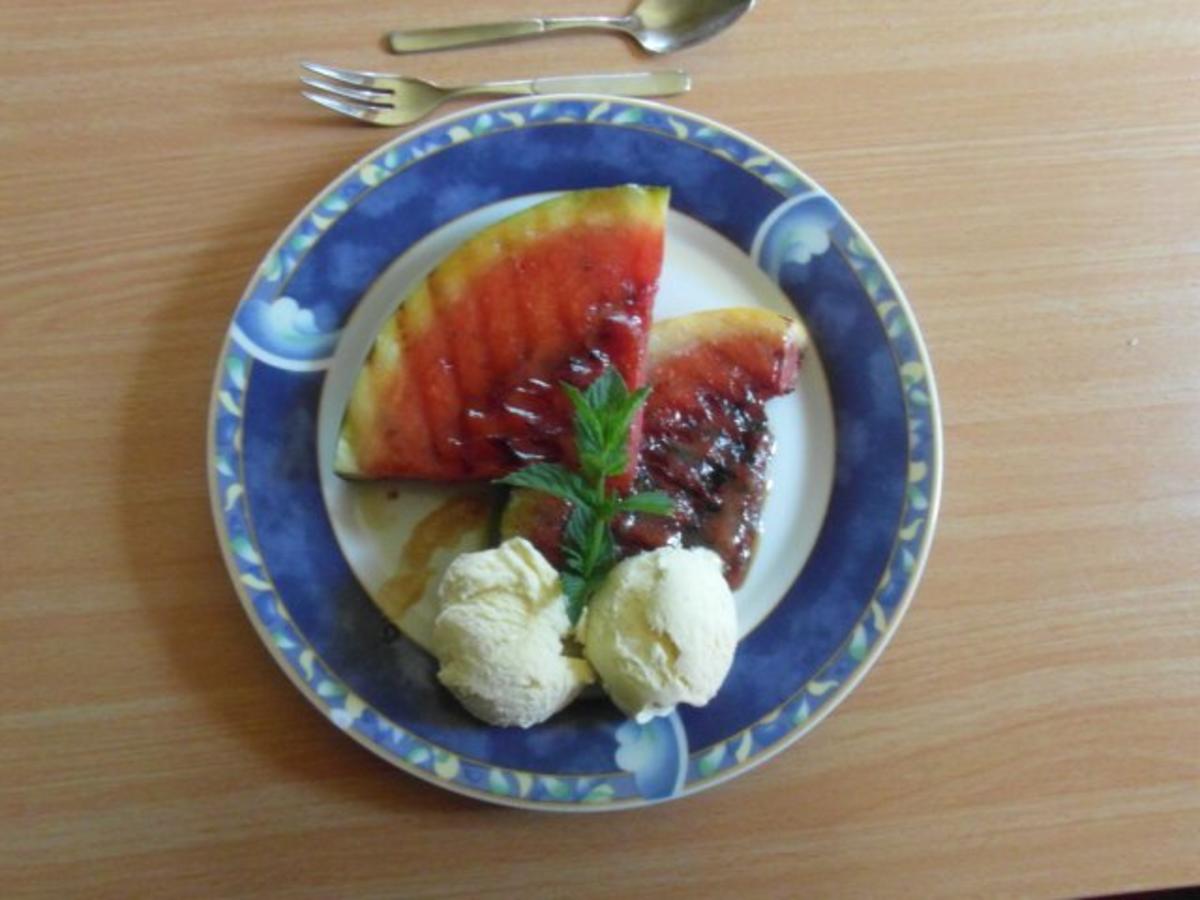 gegrillte Melone karamelisiert mit Vanille-Eis - Rezept - kochbar.de