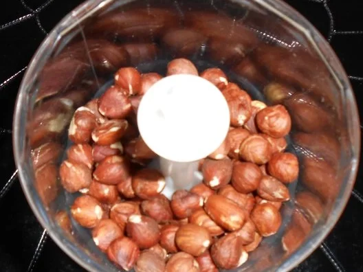 Rezept: Schokoladen-Nuss-Kuchen mit Erdbeeren Bild Nr. 3 Schokoladen-Nuss-Kuchen mit Erdbeeren - Rezept - Bild Nr. 3