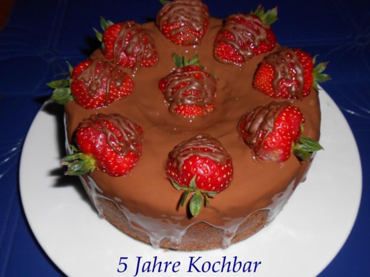 Schokoladen-Nuss-Kuchen mit Erdbeeren - Rezept