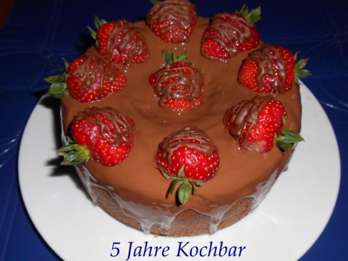 Bilder für Schokoladen-Nuss-Kuchen mit Erdbeeren - Rezept