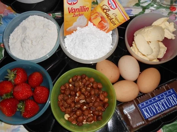 Rezept: Schokoladen-Nuss-Kuchen mit Erdbeeren Bild Nr. 2 Schokoladen-Nuss-Kuchen mit Erdbeeren - Rezept - Bild Nr. 2