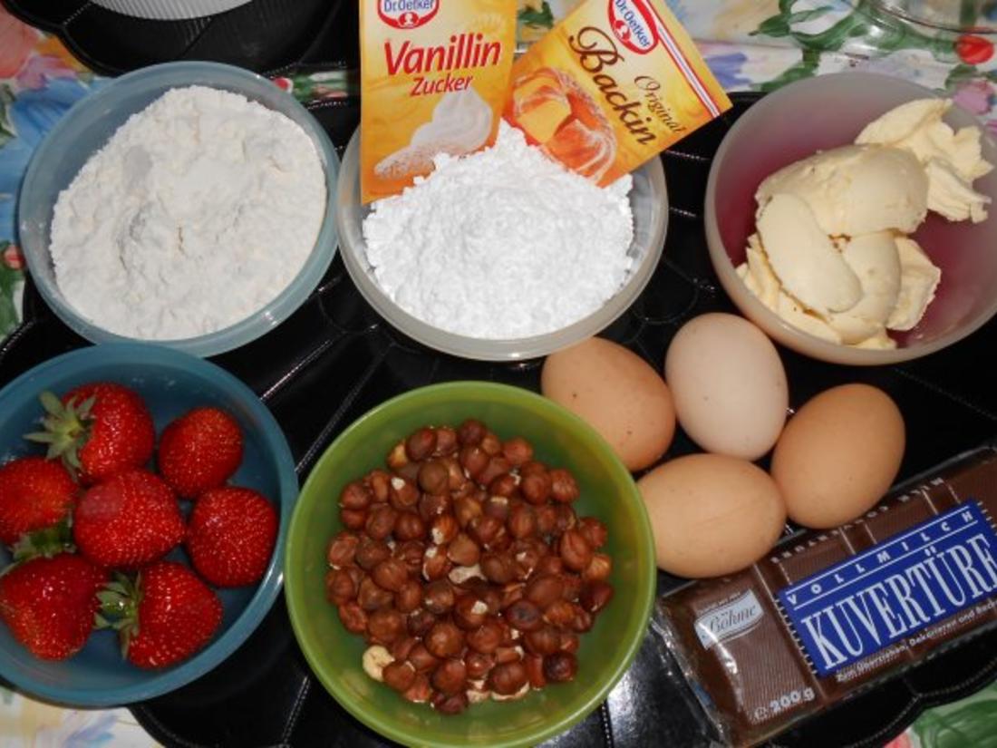 Schokoladen Nuss Kuchen mit Erdbeeren - einfach - 331 kcal/100g