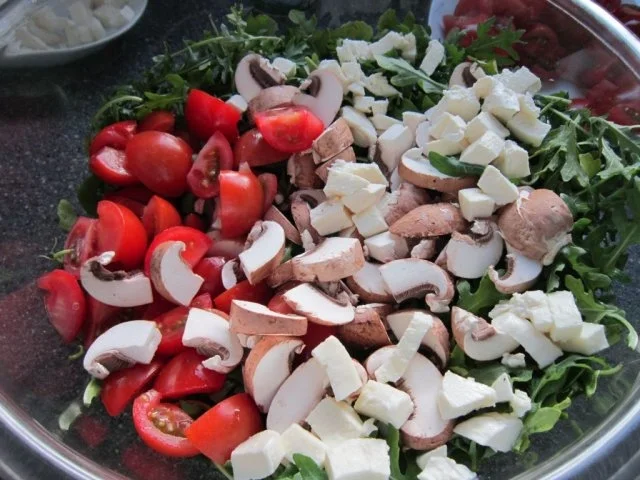Rezept: Rucola-Mozzarella-Salat mit Champignons und Tomaten Rucola-Mozzarella-Salat mit Champignons und Tomaten - Rezept