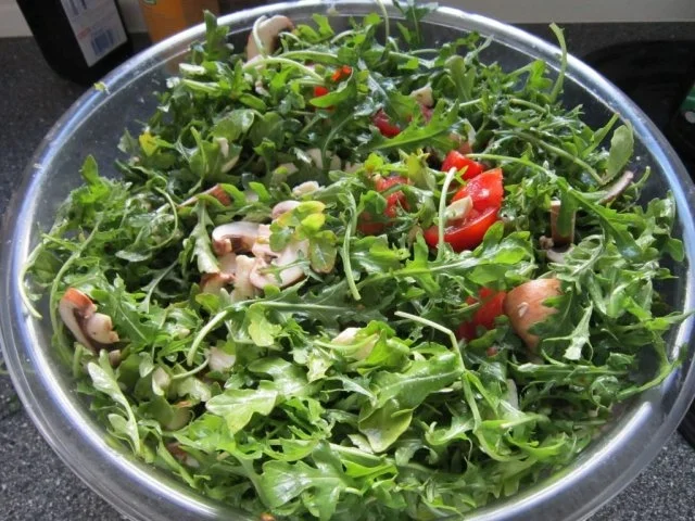 Rezept: Rucola-Mozzarella-Salat mit Champignons und Tomaten Bild Nr. 6 Rucola-Mozzarella-Salat mit Champignons und Tomaten - Rezept - Bild Nr. 6