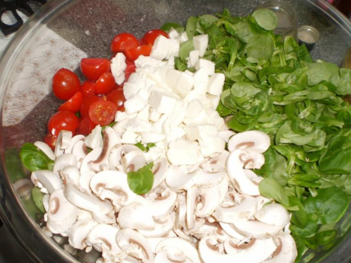 Rucola-Mozzarella-Salat mit Champignons und Tomaten - Rezept - Bild Nr. 7