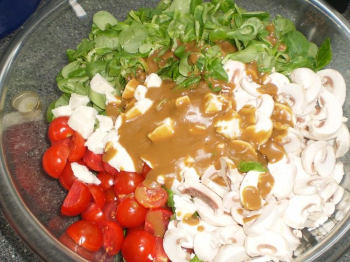Rucola-Mozzarella-Salat mit Champignons und Tomaten - Rezept - Bild Nr. 8